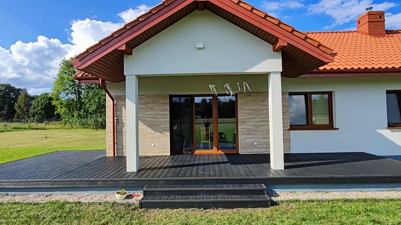Taras z deski kompozytowej w Nidzicy – trwałość i nowoczesny design.