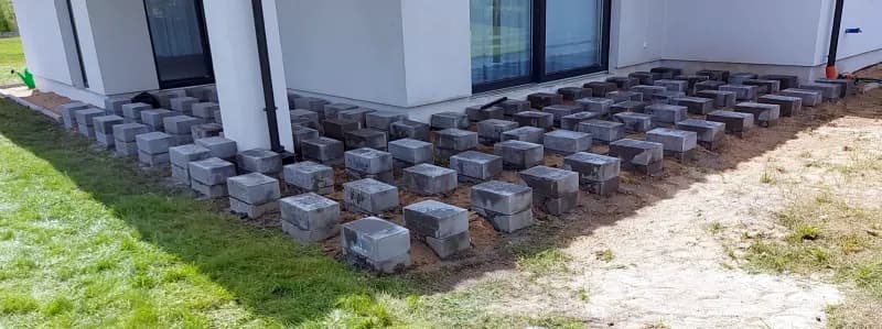 Wylane słupy betonowe pod konstrukcję tarasu