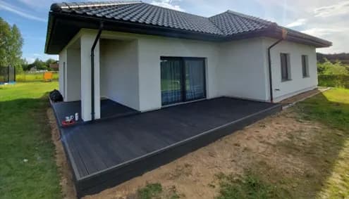 Wylane słupy betonowe pod konstrukcję tarasu
